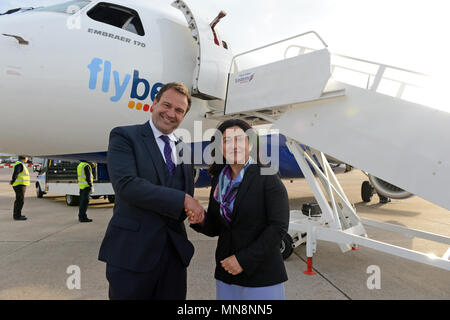 Tony Burgess, Chief Operating Officer di Eastern Airways e Christine Ourmières Widener CEO Flybe celebrando ci servizio comune alle Shetland Foto Stock