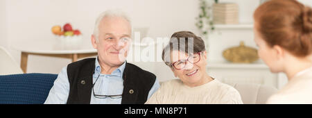 Close-up verticale di felice senior l uomo e la donna che guarda un consigliere in matrimonio sessione di terapia Foto Stock