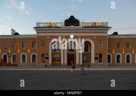 Tiraspol, Moldavia, la stazione principale al crepuscolo Foto Stock