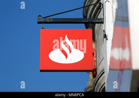 Un high street succursale della banca di Santander, di proprietà di Santander Group nel Regno Unito / logo di Santander, Santander segno. Foto Stock