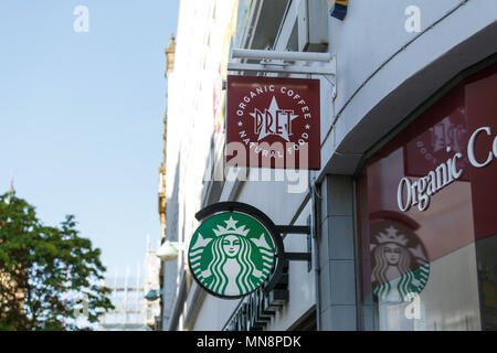 Rami adiacenti di Starbucks e Pret a Manger del Regno Unito. Foto Stock