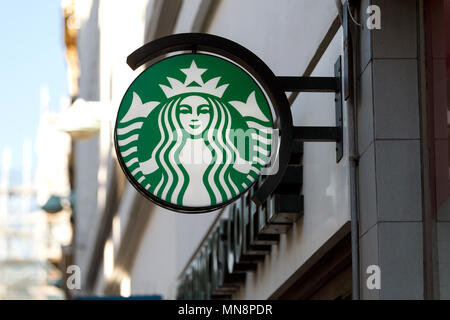 Il logo di Starbucks sul display al di fuori di una filiale nel Regno Unito nel 2018 / segno di Starbucks, Starbucks high street, Starbucks sirena. Foto Stock