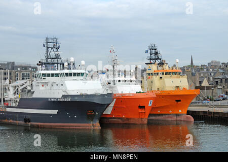 L'olio di barche e attrezzatura supply vessels legato fino a Aberdeen Harbour Foto Stock