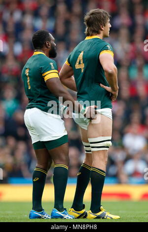 Tendai Mtawarira si prepara a sollevare Eben Etzebeth durante l'IRB RWC 2015 Trimestre partita finale tra Galles v RSA il Sudafrica a Twickenham Stadium. Londra, Inghilterra. 17 ottobre 2015 Foto Stock