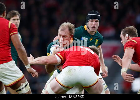 Schalk Burger sente il paranco durante l'IRB RWC 2015 Trimestre partita finale tra Galles v RSA il Sudafrica a Twickenham Stadium. Londra, Inghilterra. 17 ottobre 2015 Foto Stock