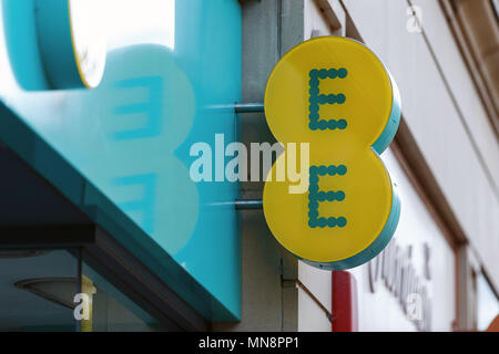 Un high street branch di EE (ex tutto dappertutto) nel Regno Unito / logo EE EE segno, EE high street. Foto Stock