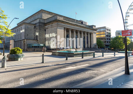 Sheffield City Hall e piscina imbonitori su una mattina di sole. Sheffield South Yorkshire, Regno Unito. Foto Stock