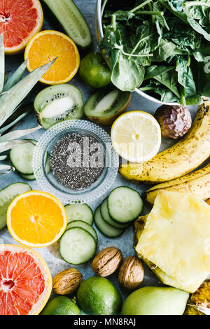 Un sano verde super composizione, con semi di Chia e materie frutta ingredienti,banana, ananas, papaya, cetriolo, kale,spinaci, Foto Stock