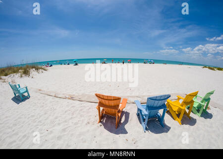 Obiettivo Fisheye vista delle sedie colorate sul Golfo del Messico spiaggia presso il South Beach Bar & Grill in Boca Grande su Gasparilla Island Florida Foto Stock