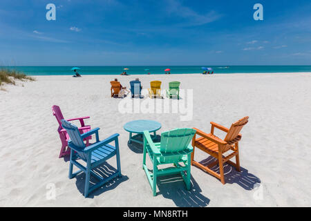 Sedie colorate sul Golfo del Messico spiaggia presso il South Beach Bar & Grill in Boca Grande su Gasparilla Island Florida Foto Stock