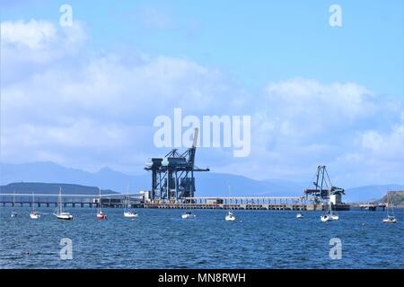 Gru / caricatori della nave per lo scarico del carbone per Hunterston una stazione di alimentazione al terminale di Clydeport, Largs, North Ayrshire, in Scozia, Regno Unito Foto Stock