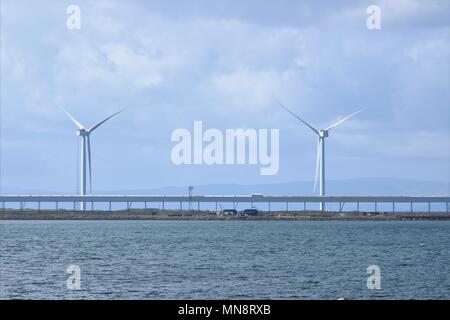 Le turbine eoliche a Firth of Clyde, Scotland, Regno Unito che si muovono nel vento contro un cielo nuvoloso. Foto Stock