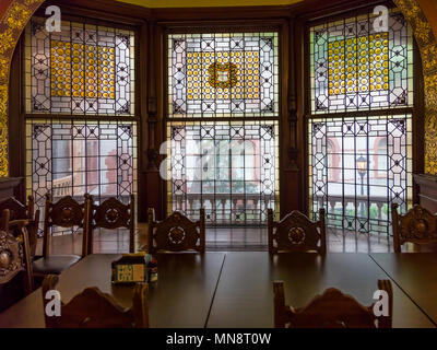 Le finestre di vetro macchiate in sala da pranzo di Flagler College nella storica St Augustine Florida l'ex Hotel Ponce de Leon è elencato come un Histor nazionale Foto Stock