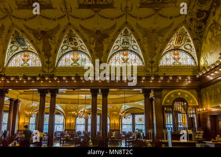 Le finestre di vetro macchiate in sala da pranzo di Flagler College nella storica St Augustine Florida l'ex Hotel Ponce de Leon è elencato come un Histor nazionale Foto Stock