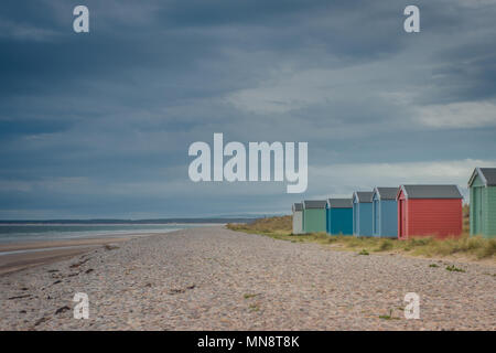 Capanne colorate sul Moray Firth Coast a Findhorn Beach, Scotland, Regno Unito Foto Stock