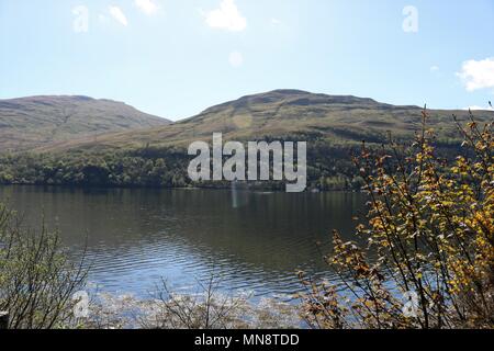 Bella Loch Long, Scozia in una limpida giornata di sole che mostra acqua e montagne in una vista mozzafiato. Una popolare attrazione turistica. Foto Stock