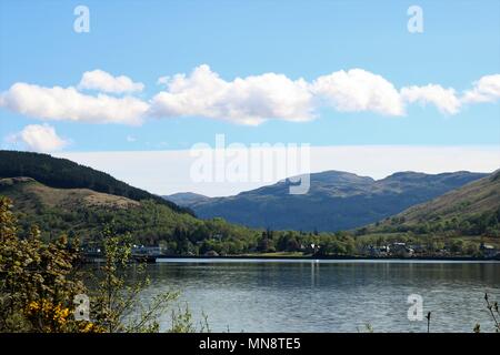 Bella Loch Long, Scozia in una limpida giornata di sole che mostra acqua e montagne in una vista mozzafiato. Una popolare attrazione turistica. Foto Stock