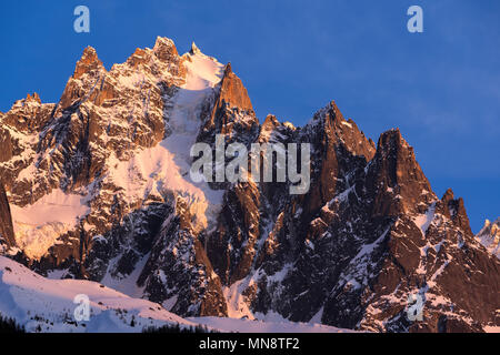 Tramonto sulla Chamonix aghi (Aiguille du plan e Dent du Crocodile vertice). Mont Blanc mountain range, Chamonix Alta Savoia (Alta Savoia), Alpi Foto Stock