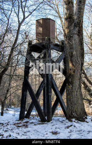 Piccolo vecchio serbatoio di acqua di acqua nella foresta finlandese in Rascafría Provincia di Madrid. Spagna. Foto Stock