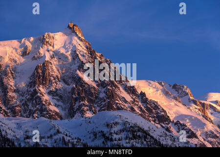 Aiguille du Midi ago al tramonto con vista sui ghiacciai della catena montuosa del Monte Bianco. Chamonix, Alta Savoia (Alta Savoia), Alpi, Francia Foto Stock