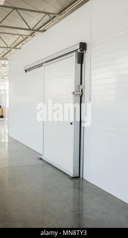 Grande Freezer storage in fabbrica. porta chiusa da magazzino Foto Stock