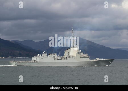 SPS Mendez Nunez (F104), un Alvaro de Bazan-class frigate azionato dalla marina spagnola, passando Gourock sul suo arrivo per esercitare congiuntamente il guerriero 18-1 Foto Stock