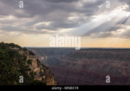 Raggi di sole proveniente attraverso le nuvole nel Grand Canyon Foto Stock