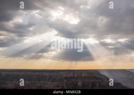 Raggi di sole proveniente attraverso le nuvole nel Grand Canyon Foto Stock