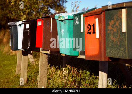 Caselle di posta sulla linea in varie condizioni. Foto Stock