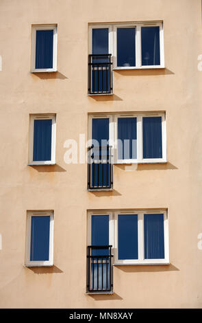 Tre piani della casa con finestre e balconi francesi. Foto Stock