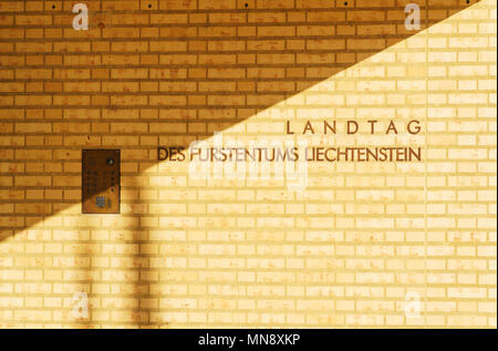 Vaduz, Liechtenstein - 19 Ottobre 2017: moderno edificio del parlamento - Landtag del Principato Foto Stock