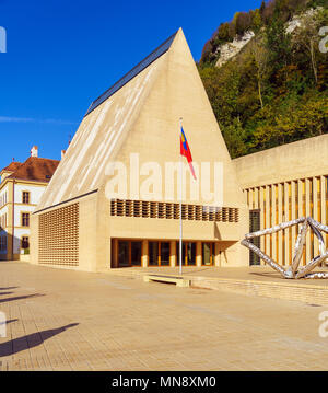 Vaduz, Liechtenstein - 19 Ottobre 2017: moderno edificio del parlamento - Landtag del Principato Foto Stock