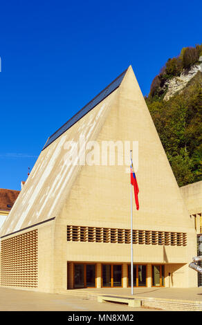 Vaduz, Liechtenstein - 19 Ottobre 2017: moderno edificio del parlamento - Landtag del Principato Foto Stock