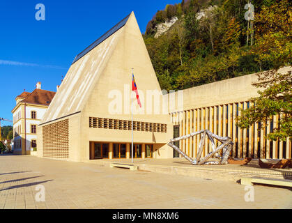 Vaduz, Liechtenstein - 19 Ottobre 2017: moderno edificio del parlamento - Landtag del Principato Foto Stock