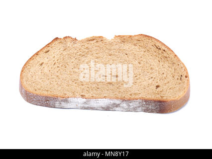 Una fetta di pane isolati su sfondo bianco. Foto Stock