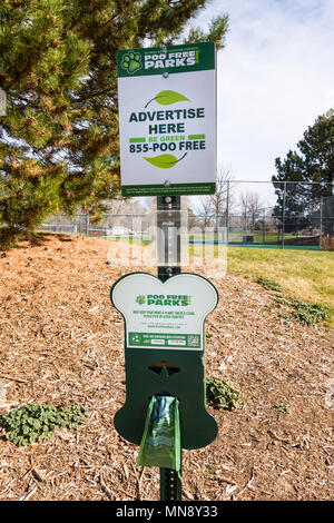 Dog Poo distributori in O'Kane parco pubblico, Lakewood, Colorado, Stati Uniti d'America. Foto Stock