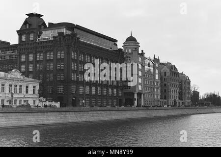 Mosca, Russia - 02 Marzo 2017: Vista di Yakimanskaya nab. | 35mm b&w scansione pellicola - att Foto Stock