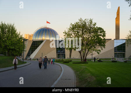 Minsk, Bielorussia - 8 Maggio 2018: Grande Museo Della Guerra Patriottica A Minsk Visto Dal Parco Della Vittoria. Il nuovo edificio è stato inaugurato nel 2014. Foto Stock