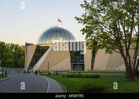 Bielorussia. Il grande Museo della Guerra Patriottica di Minsk è stato visto dal Parco della Vittoria. Foto Stock