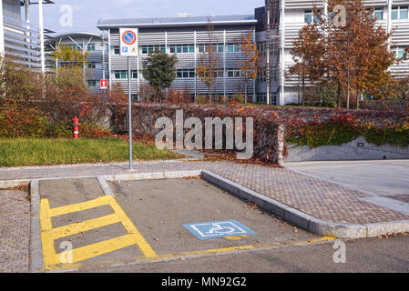 Portatori di handicap marchio segno posto parcheggio, parcheggio disabili permettere sign in pole con negozio di gas area stazione di sfondo, spazio di copia Foto Stock