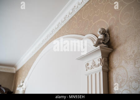 La colonna bianca con portico di elementi decorativi, classic frammento interno Foto Stock