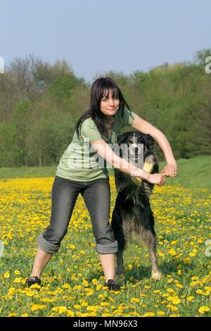 Donna e Tiger a dogdance Foto Stock