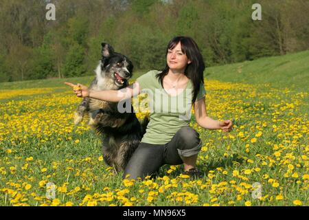 Donna e Tiger a dogdance Foto Stock