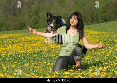 Donna e Tiger a dogdance Foto Stock