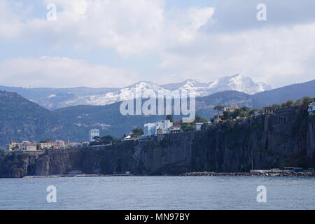 Vista dal porto di Marina Grande di Sorrento, Italia Foto Stock