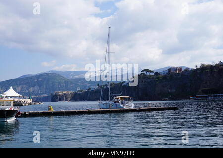 Vista dal porto di Marina Grande di Sorrento, Italia Foto Stock