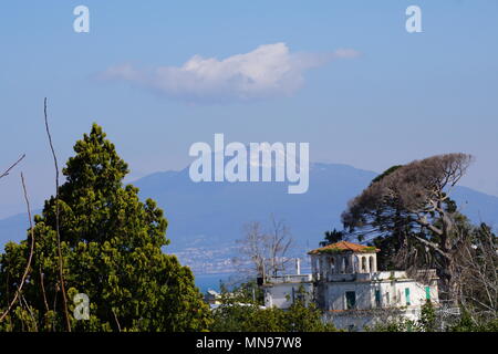 Vista del Monte Vesuvio, dall albergo di Sorrento, Italia Foto Stock