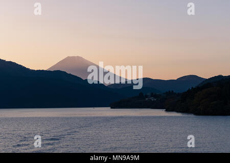 Mt. Fuji nel tramonto da una barca sul Lago Ashi ad Hakone Foto Stock