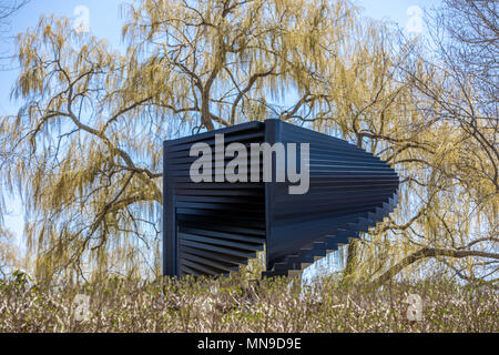 Nero grande scultura all'aperto con un grande albero di salice dietro di essa Foto Stock