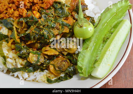 Il Cockle curry con foglie di betel sul riso Foto Stock